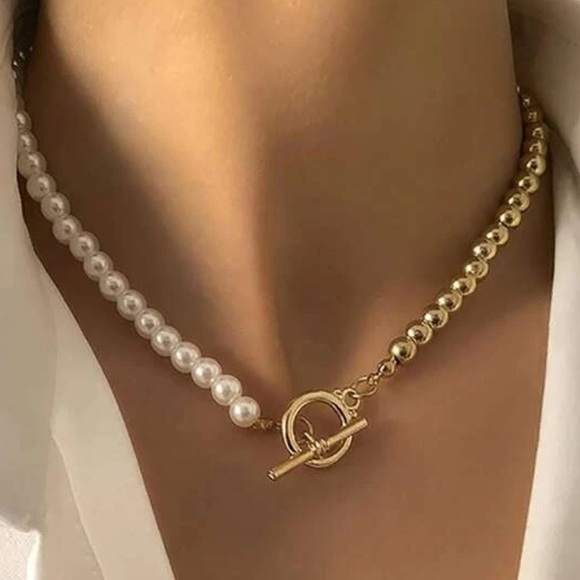 Jewelry - Toggle Clasp Connected Pearl & Gold necklace